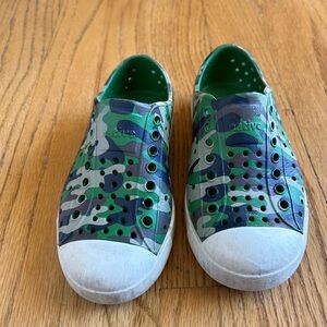 Toddler boy size 9T natives.